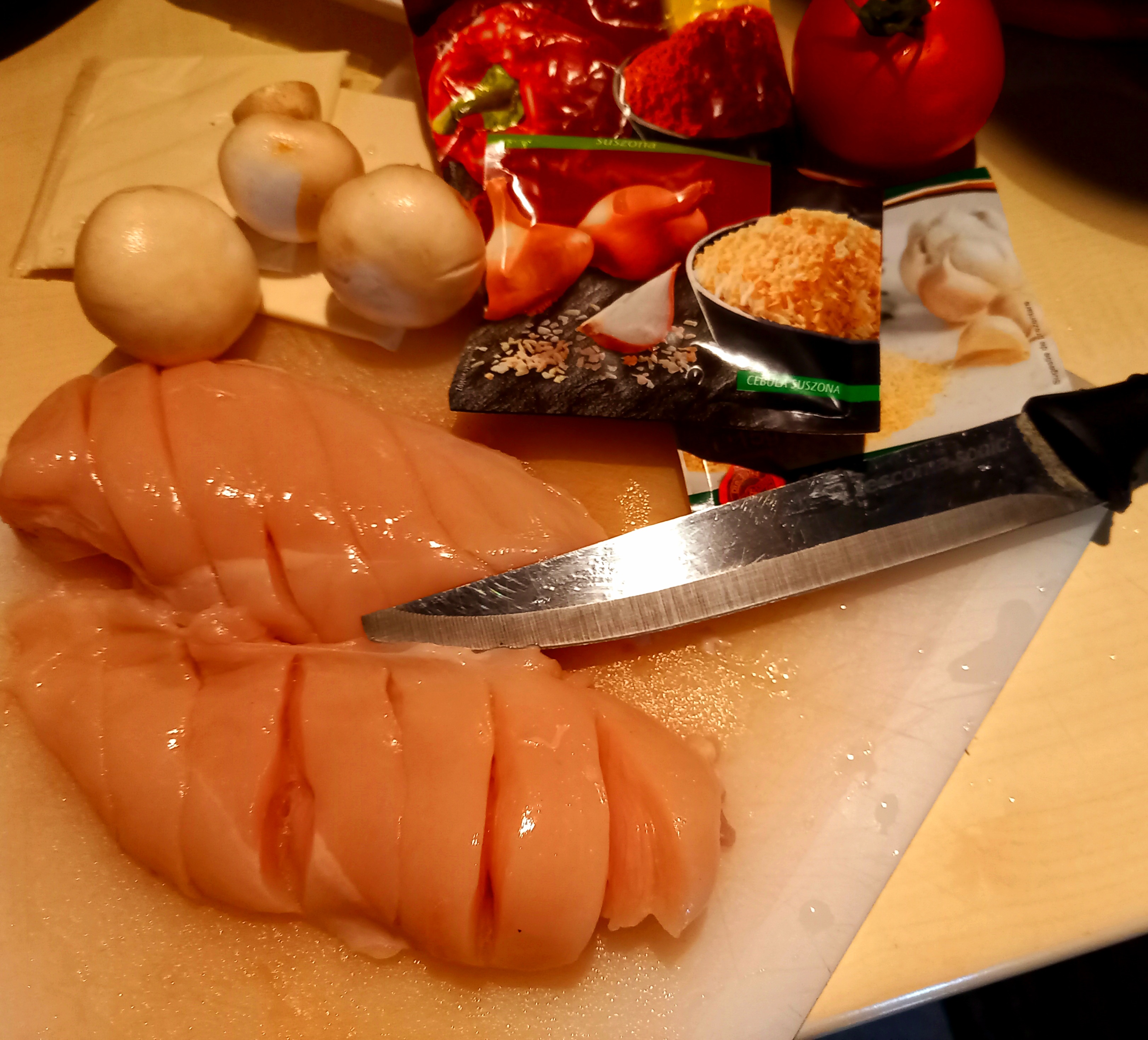 Куриную грудку разрезать на 2 половины и сделать несколько поперечных надрезов-кармашков. Основание куска должно остаться цельным - кармашек не сквозной.