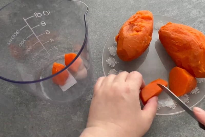 Батат очистить и нарезать на кусочки.