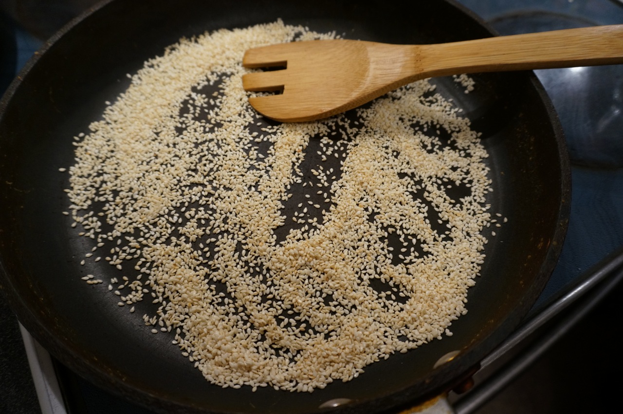 В сковороде на среднем огне обжариваем семена кунжута в течение 3–5 минут, перекладываем на блюдо.