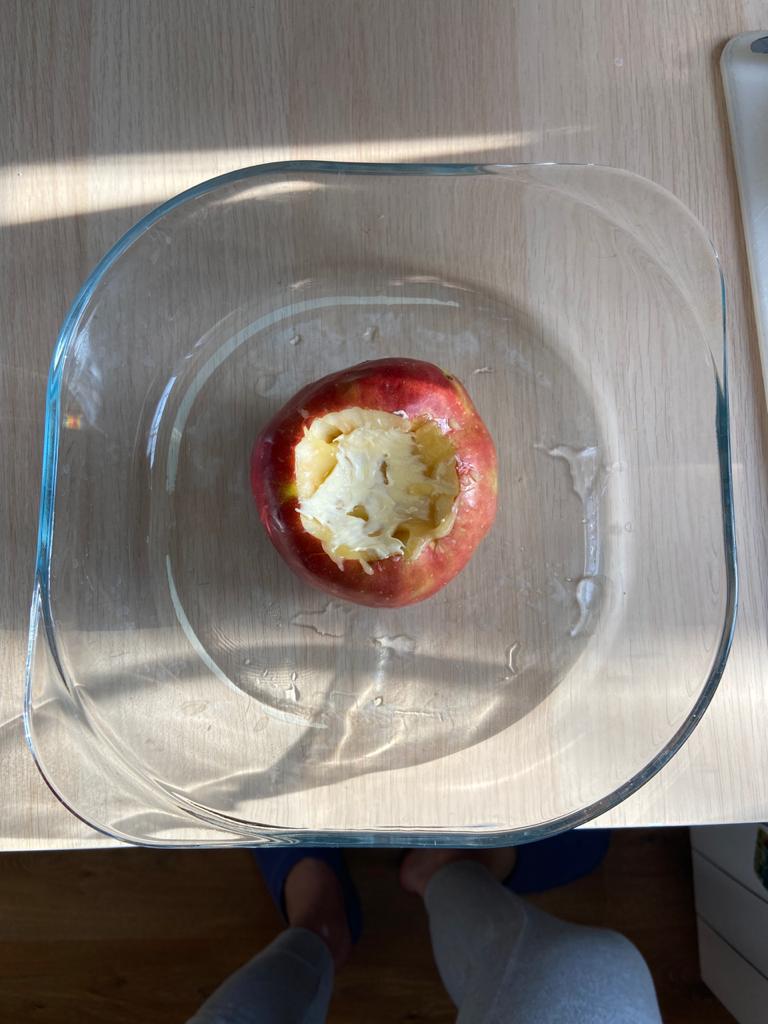 Ставим наше сказочное яблоко в форму для запекания 