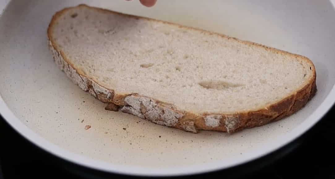 Обжарить хлеб с двух сторон на сухой сковороде или с использованием капли масла.
