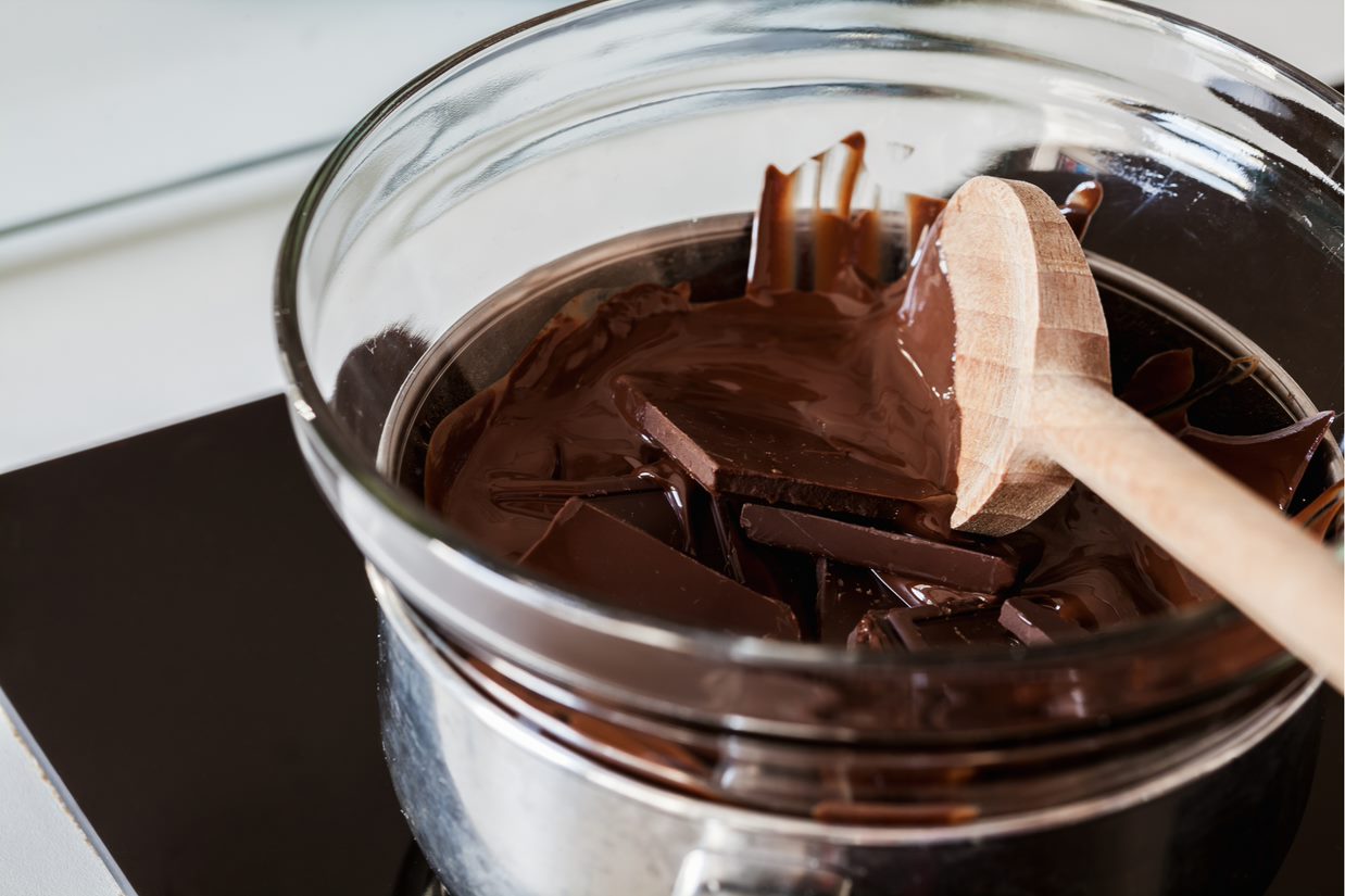 Шоколад ломаем на кусочки и растапливаем на водяной бане или в микроволновке.
