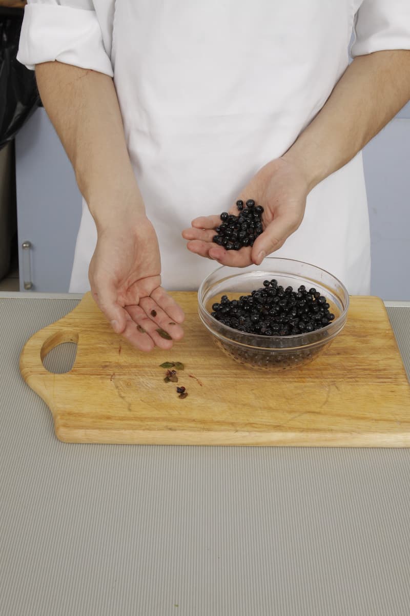 Для протертой черники ягоды переберите, тщательно удаляя все листочки и веточки. Не мойте ягоды. Подготовленную чернику сложите в блендер или кухонный комбайн.