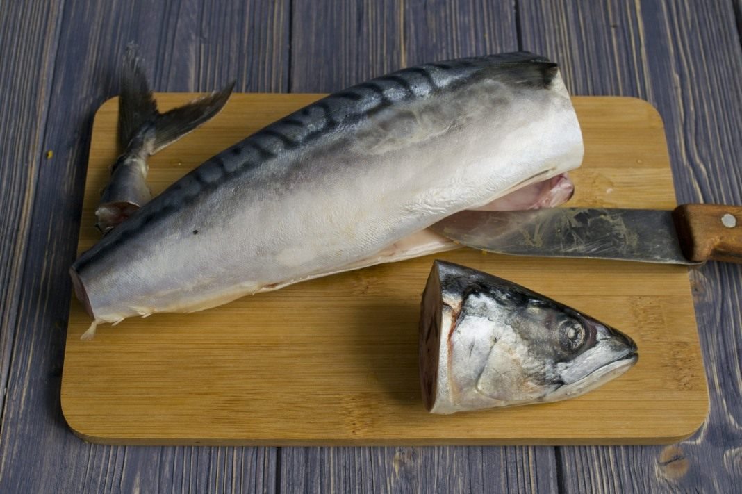 Возьмите кастрюлю подходящего размера, налейте в нее воду. Добавьте соль, сахар и приправы, если вы их используете. Положите чай или чайные пакетики. Добавьте луковую шелуху. Ложкой прижмите ее, чтобы она скрылась под водой. Поставьте кастрюлю с рассолом 