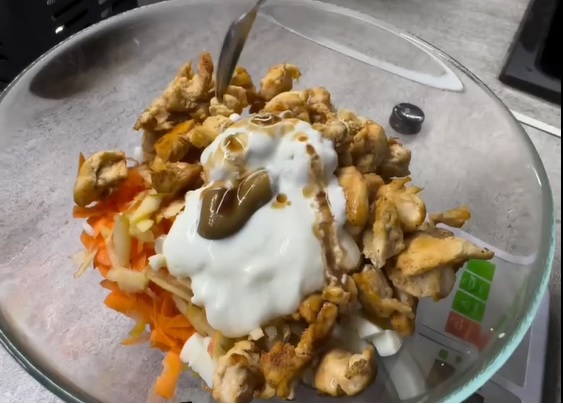 Смешать все ингредиенты с соусом из греческого йогурта, горчицы и уксуса. Салат готов.