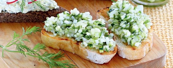 Брускетта с цукини и огурцом