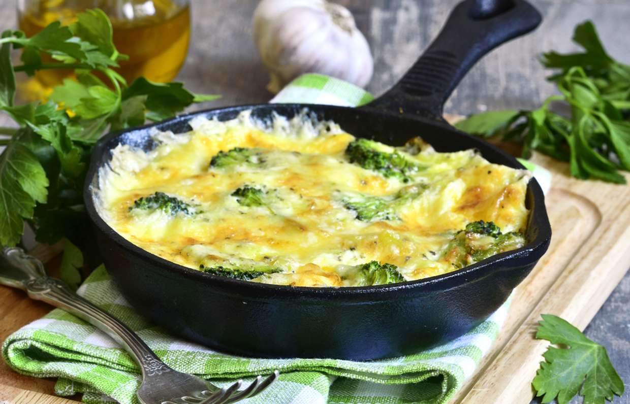 Залейте брокколи на сковороде и готовьте на небольшом огне около 10–12 минут. При желании можно накрыть сковороду крышкой. Следите за тем, чтобы весь белок яйца обязательно хорошо пропекся, – именно в белке могут содержатся бактерии, которые попали в яйцо