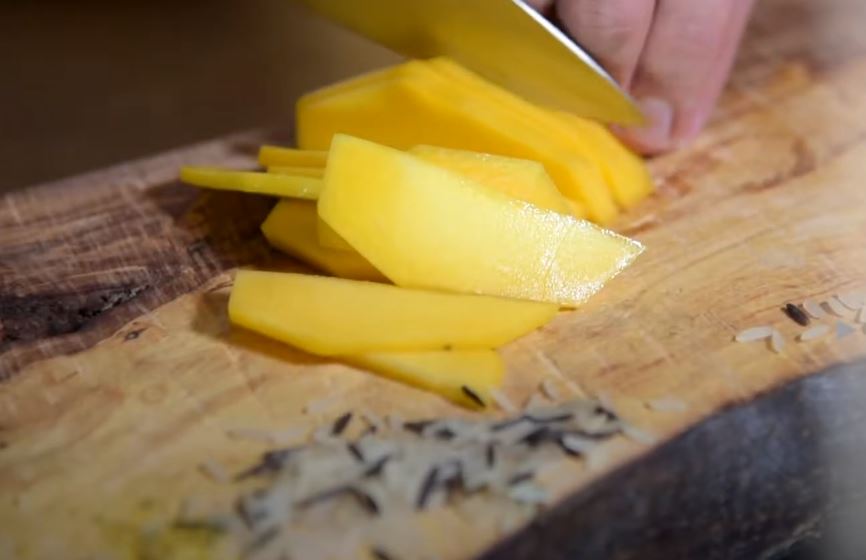 Манго нарезать тонкими слайсами. Отварить рис.