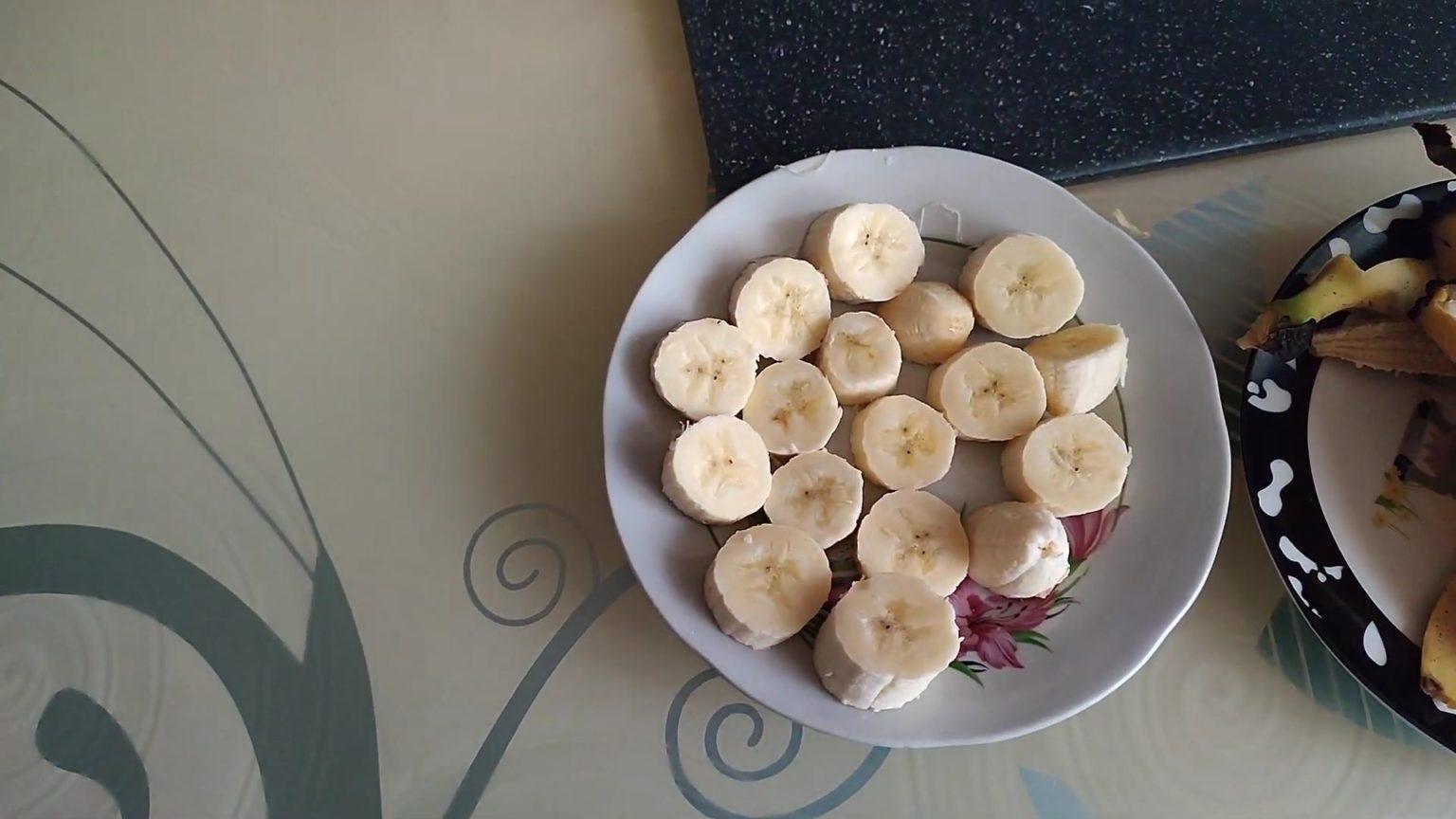 Почистить и нарезать бананы на кусочки среднего размера. Положить в морозилку для заморозки на 3–4 часа.