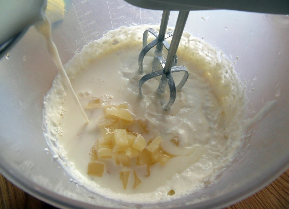 Колечки ананаса нарезать кусочками.