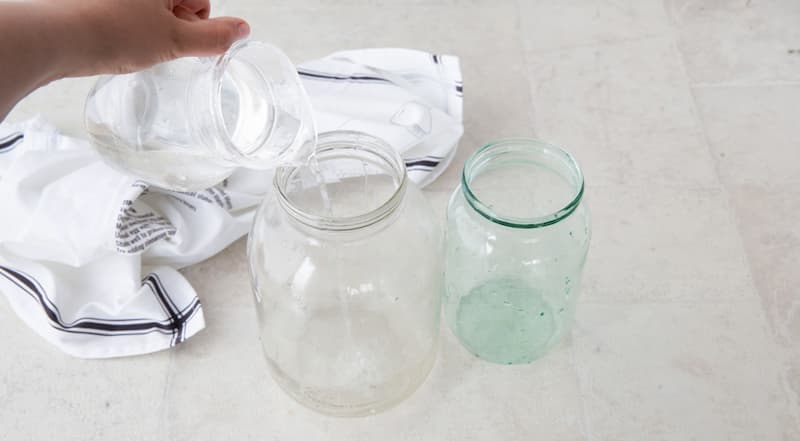 Вскипятите воду и обдайте банки кипятком. Будьте осторожны, чтобы банки не треснули. Для этого наливайте воду тонкой струйкой по стенке банки и быстро вращайте банку.