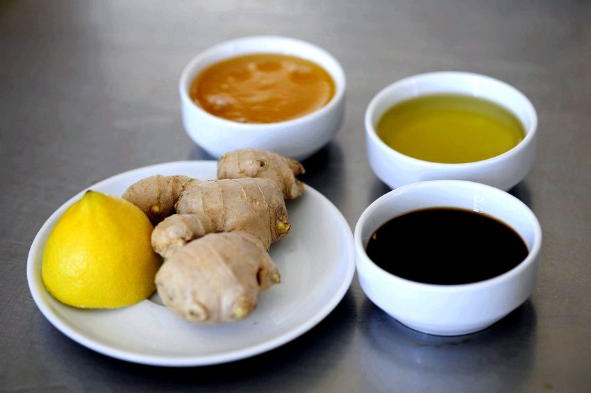 Готовим маринад, смешав свежевыжатый лимонный сок со всеми остальными ингредиентами. Обмазываем индоутку маринадом, укладываем в емкость подходящего размера (можно мариновать в рукаве), закрываем плотно крышкой и ставим мясо мариноваться в холодильник на 