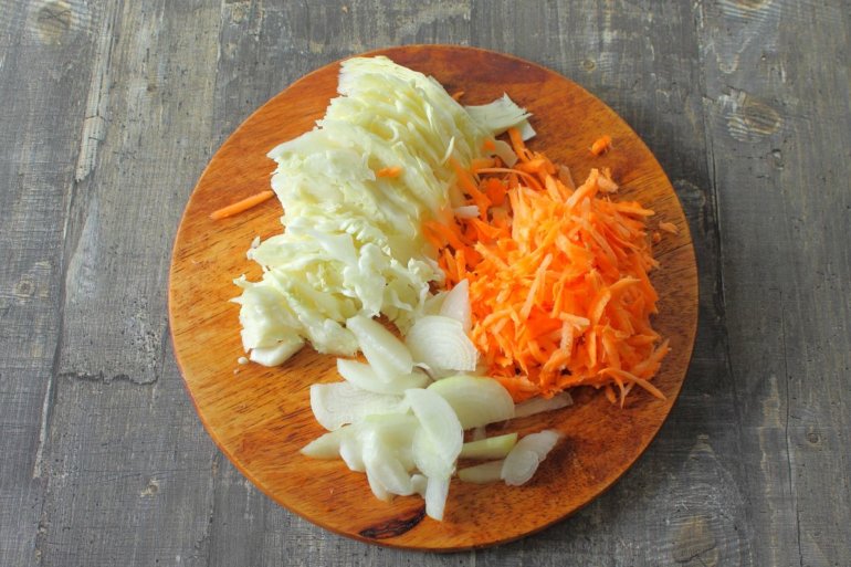 1. Мелко нашинковать капусту, морковку и лук.