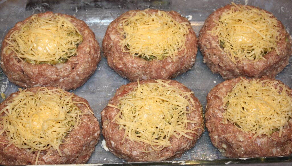 В форму вливаем 50 мл воды и отправляем котлеты в духовку при 190 гр на 30 минут.