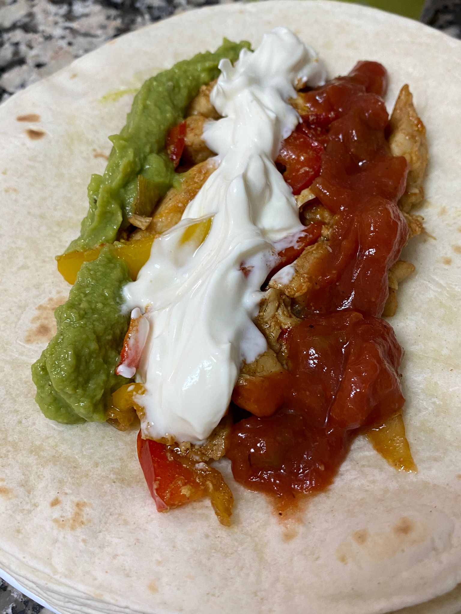 Добавляем к начинке соусы, какие вам по вкусу