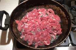 На сковороде разогреваем растительное масло и кидаем в него мясо.
Нам надо обжарить мясо, как бы запечатывая внутри него сок, чтобы оно осталось мягким. Интенсивно мешаем мясо, чтобы оно обжарилось со всех сторон.
