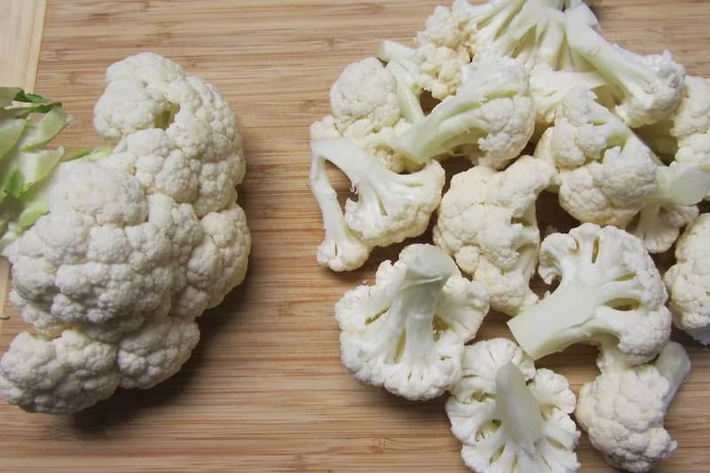 Цветную капусту нарезаем некрупными кусочками. Капусту отправляем в сковороду. На огне выше среднего обжариваем капусту с мясом индейки, луком и морковью 7-8 минут. Филе индейки должно полностью приготовиться, а капуста - стать мягкой.