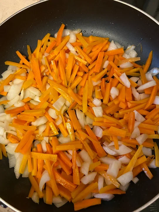 Очистить лук от кожуры, промыть, нарезать. Морковь хорошо вымыть, очистить, натереть на крупной терке или нарезать полосками (кому как удобнее и вкуснее). Разогреть сковороду, влить 2-3 столовых ложки подсолнечного масла. Высыпать порезанные лук и морковь