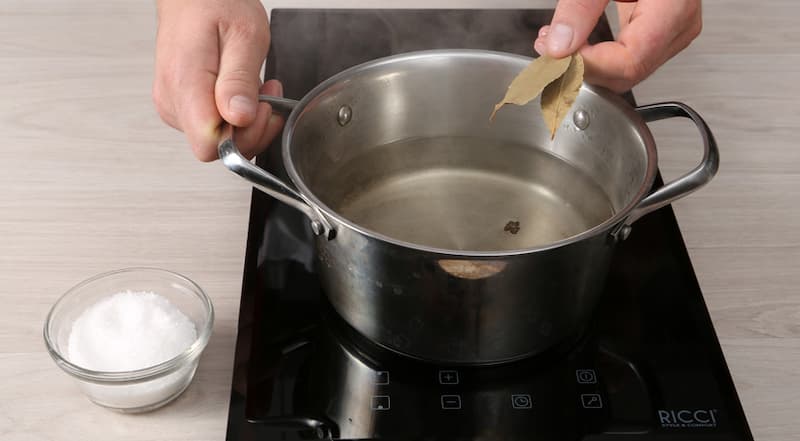 Подготовьте банки для маринованных помидоров. Вымойте их с пищевой содой или обезжиривающим средством, затем простерилизуйте любым удобным способом. Дайте обсохнуть.