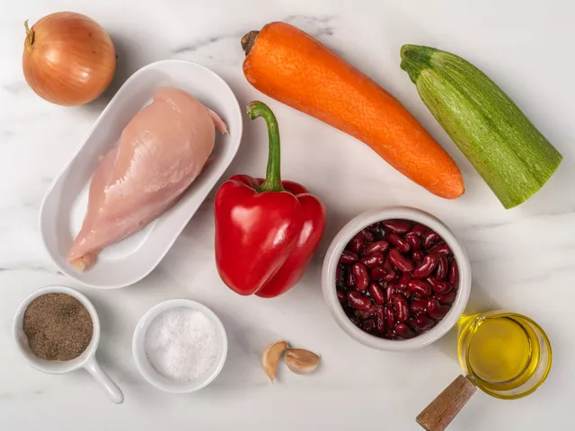 Вымойте и вытрите куриное филе. Очистите мясо от пленки и жилок. Промойте и очистите овощи. Подготовьте сковороду.