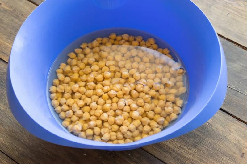 Замочите горох в воде комнатной температуры на 6 ч. Слейте воду.