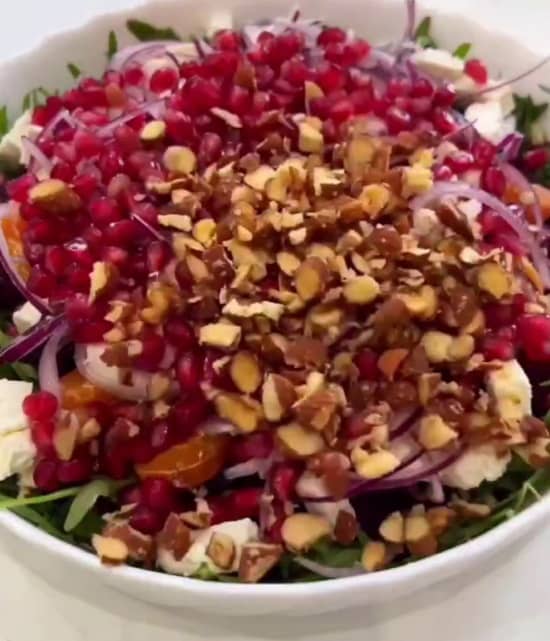 Добавить гранат и измельченный миндаль.