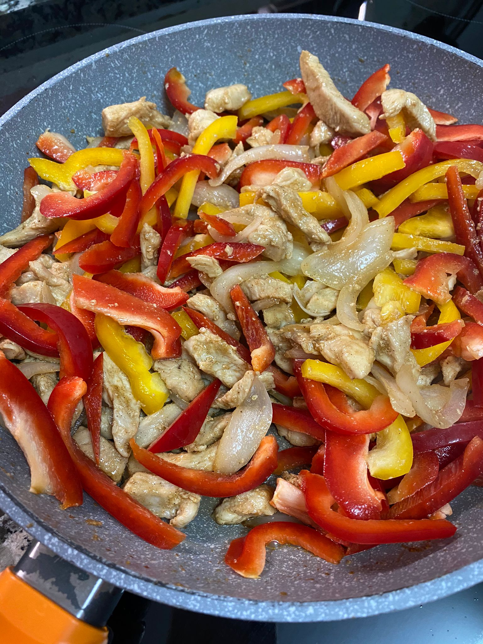 Добавляем сладкий перец, порезанный соломкой. Обжариваем, пока овощи не станут мягкими. 