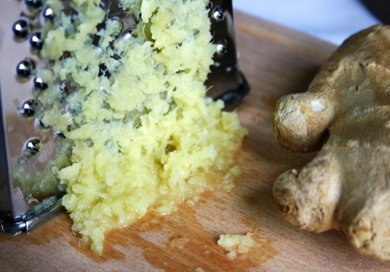 В глубокой миске смешайте натертый имбирь (можно использовать сухой), приправу для курицы и соевый соус. Добавьте куриное филе и ананас, перемешайте, оставьте мариноваться на 10–15 минут. 