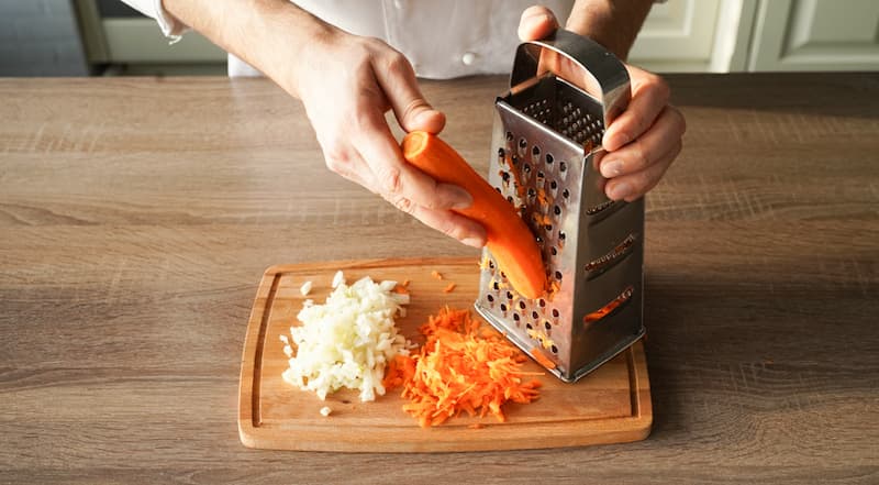 Подготовьте овощи для постных щей из свежей капусты. Лук очистите и нарежьте маленькими кубиками. Морковь очистите, вымойте и натрите на крупной терке.