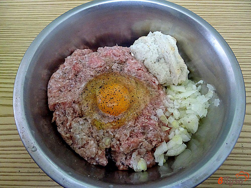 Брокколи пропустить через мясорубку и добавить к фаршу.