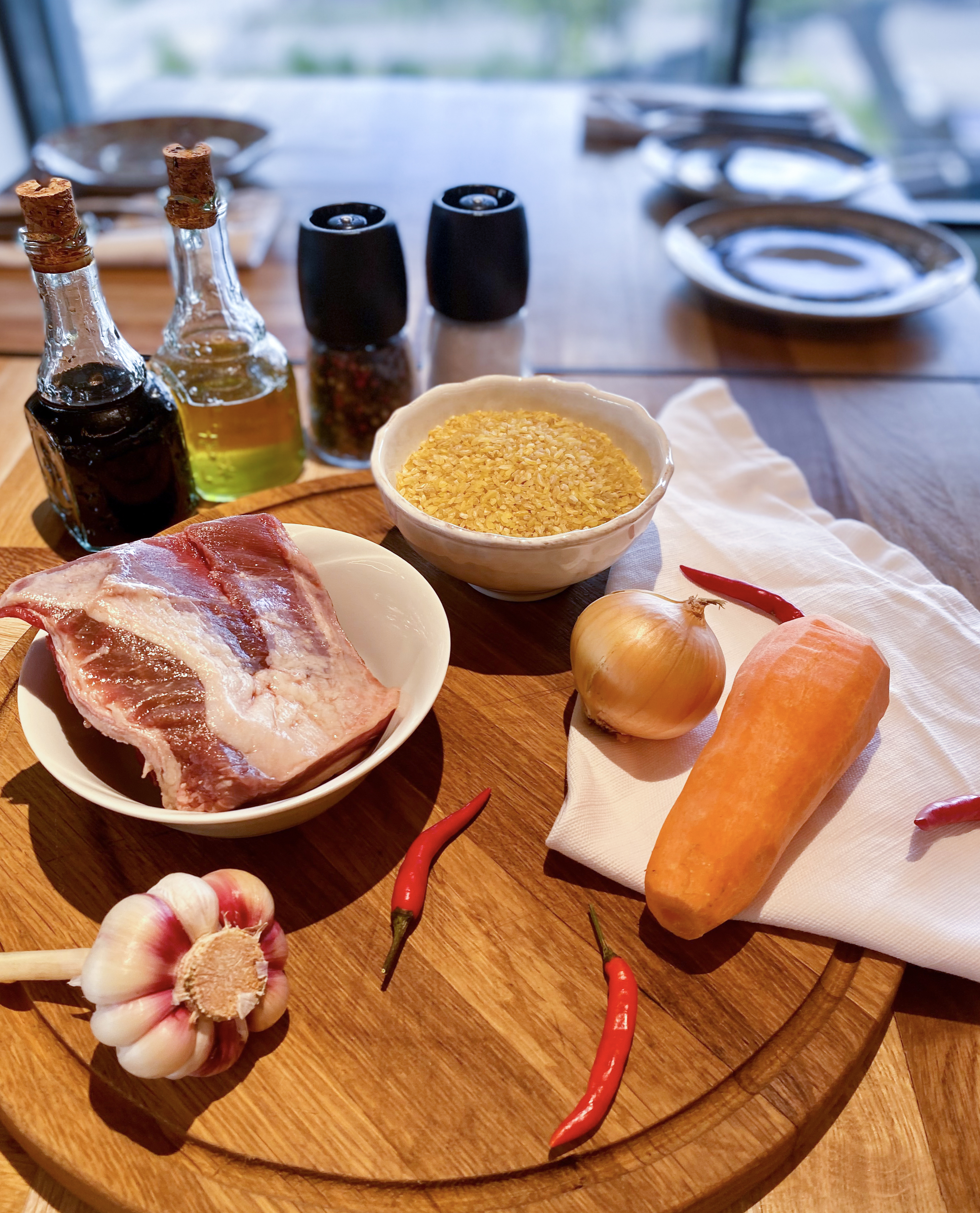 Подготовить все ингредиенты, мясо разморозить, овощи очистить