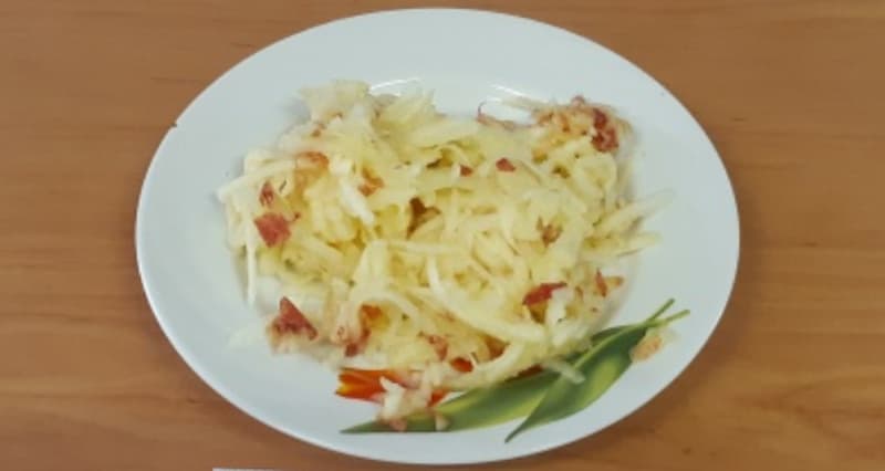 Яблоко натереть на крупной терке.