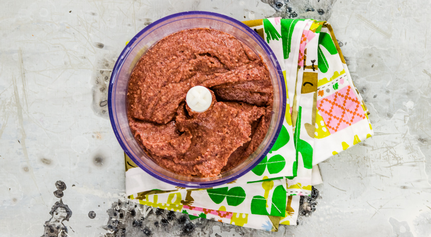 Добавляем в отварную фасоль небольшое количество отвара, в котором она варилась, и взбиваем её в блендере. Или можно использовать для измельчения фасоли мясорубку. К фасолевой массе добавляем 2/3 обжаренного лука, а также чеснок по желанию, специи и соль 