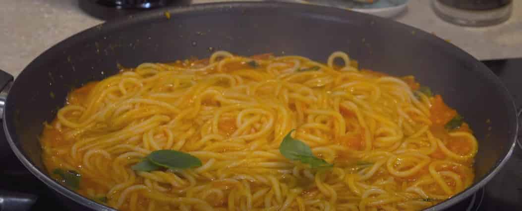 После добавить макароны, специи по вкусу и воду. Довести до кипения, постоянно помешивая. После того, как смесь закипит, уменьшить огонь до среднего и варить, помешивая, пока соус не загустеет, а макароны не сварятся (примерно 8 минут). В конце добавить б