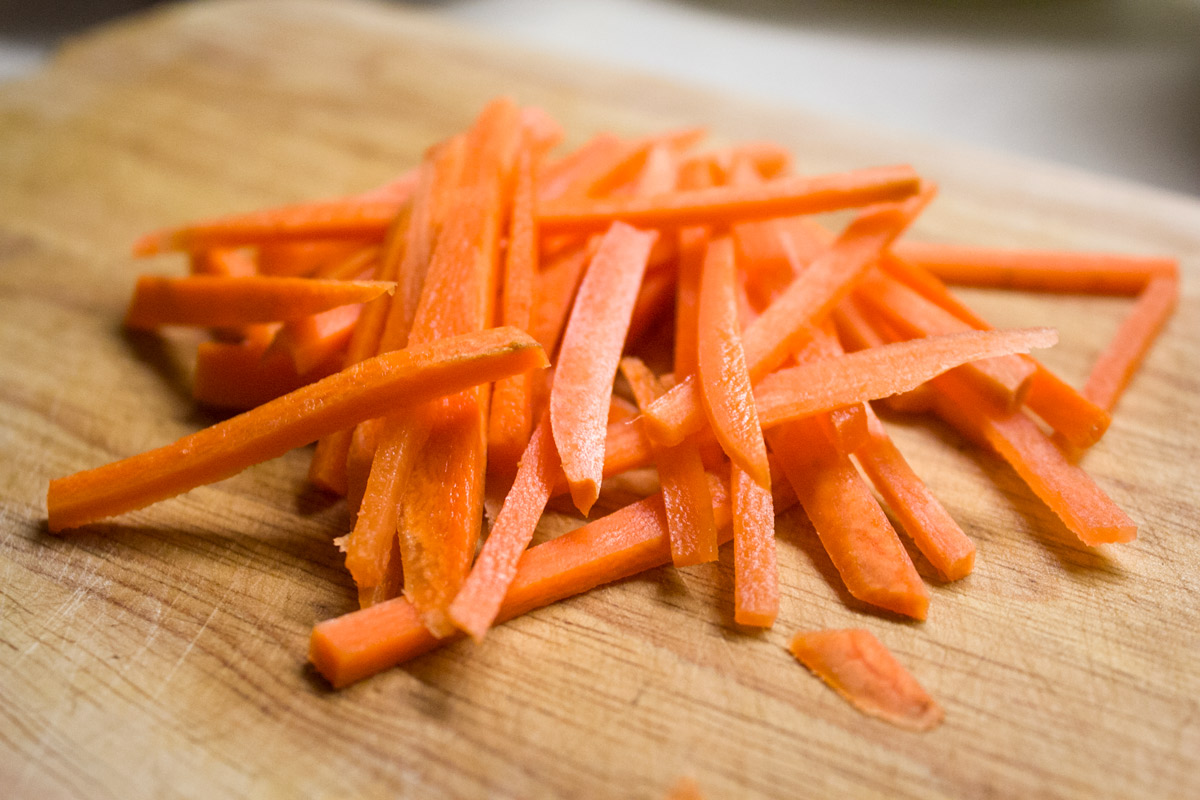 Нарезать морковь соломкой и добавить к индейке. 