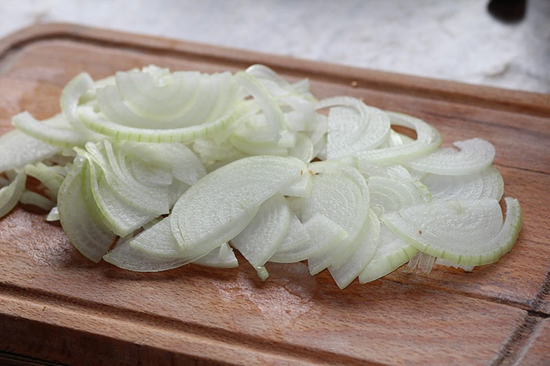 Лук очистите, нарежьте полукольцами. Морковь очистите, натрите на крупной терке. У перца удалите плодоножки с семенами, мякоть нарежьте полосками.