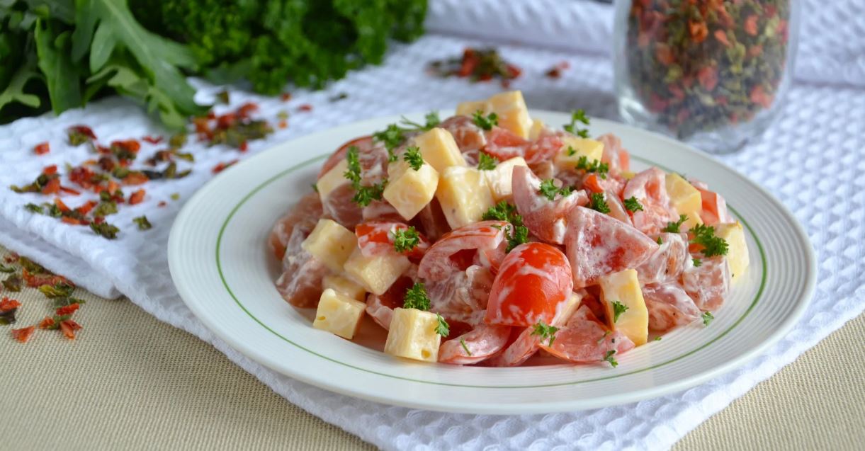 Солим, перчим, заправляем маслом и уксусом. Хорошо перемешиваем. 