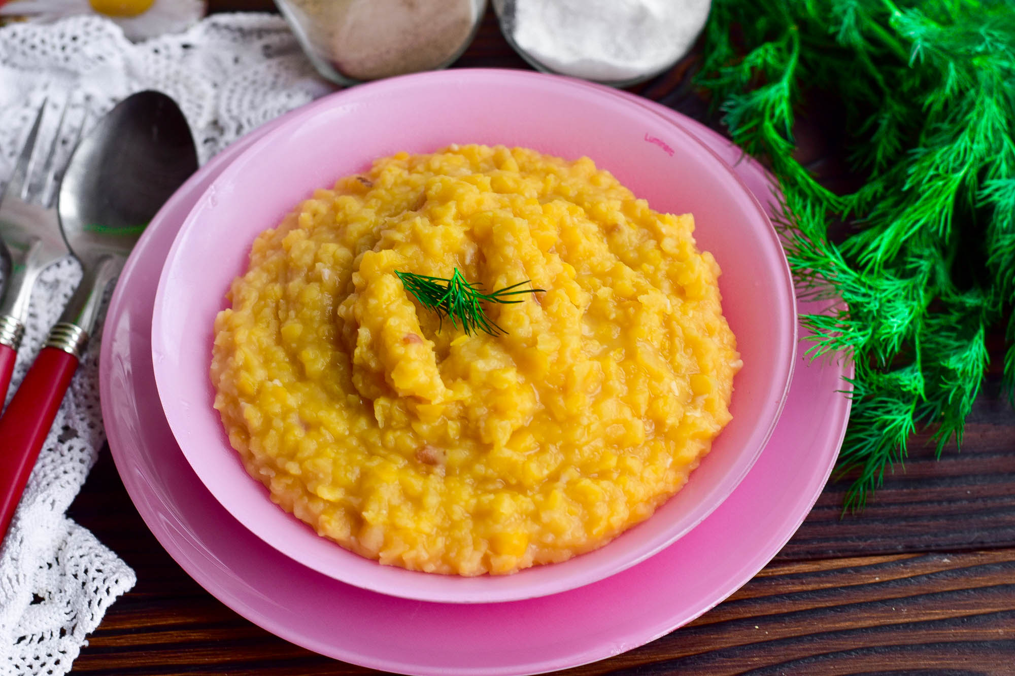 Горох промыть холодной водой, залить 2 стаканами воды, посолить поставить вариться. Как закипит, перемешать, убавить на медленный огонь, варить час, периодически помешивая, при необходимости добавлять воды. Затем добавить масло, перемешать, закрыть плотно