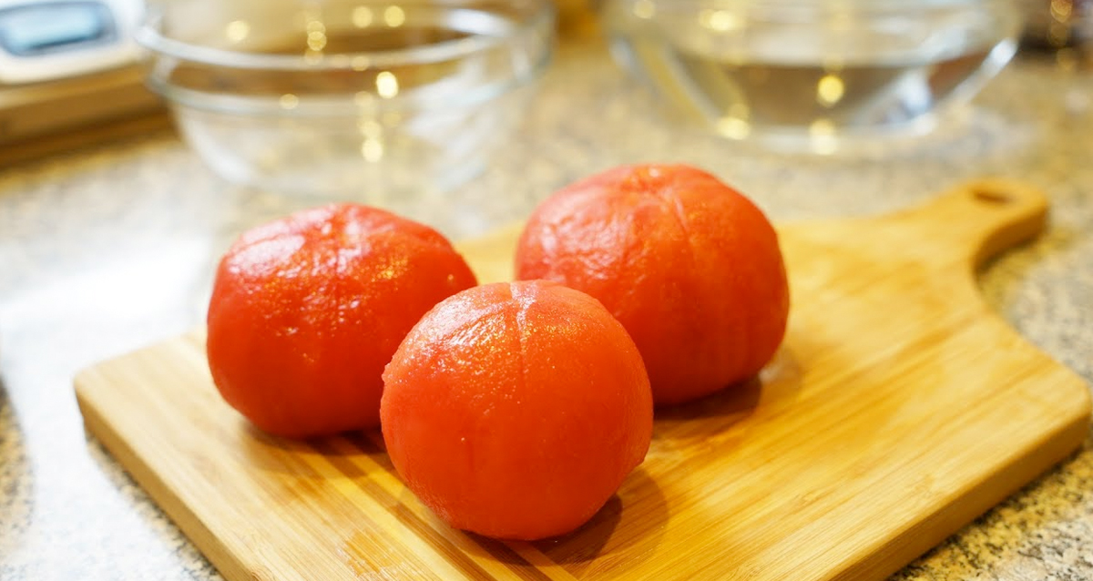 С помидор снимаем кожицу.