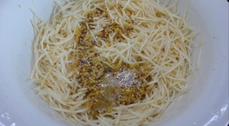 Заправить сельдерей соусом, перемешать.