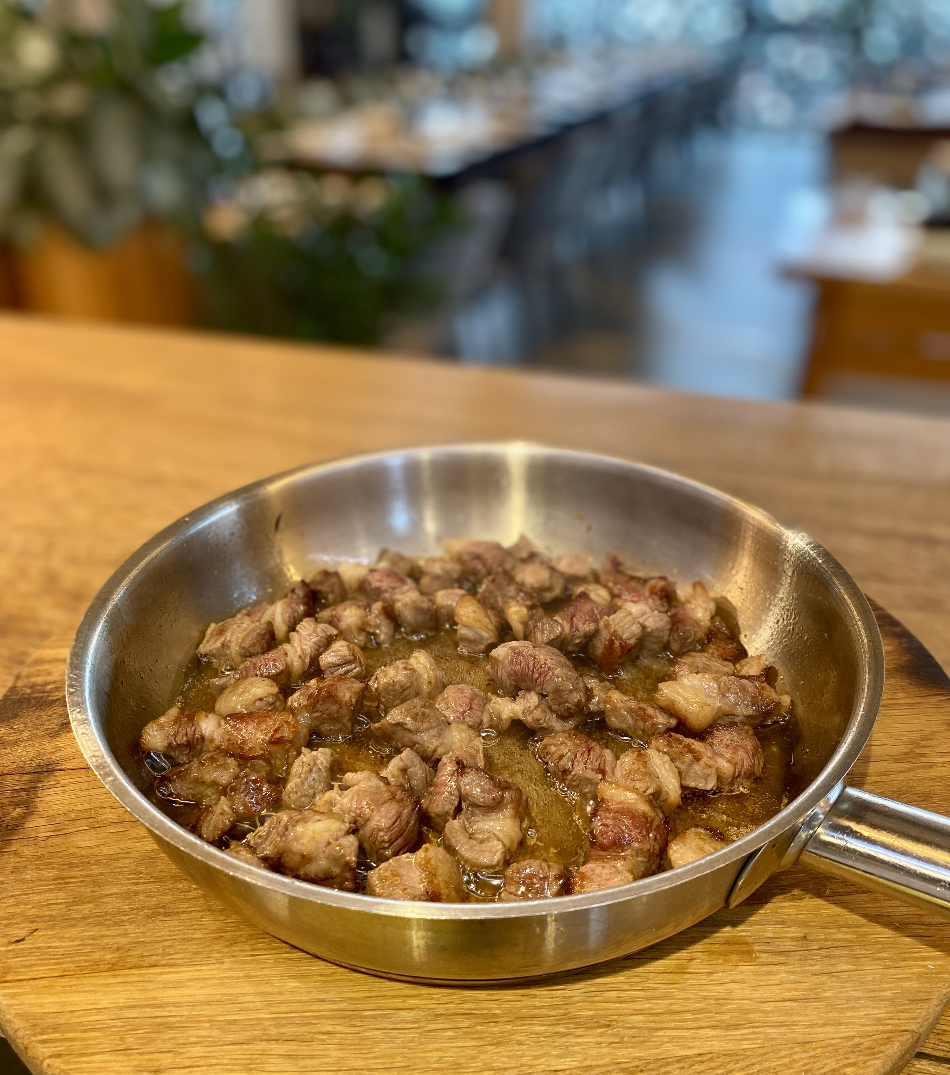 На масле от лука отдельно обжариваем нарезанную кубиками говядину