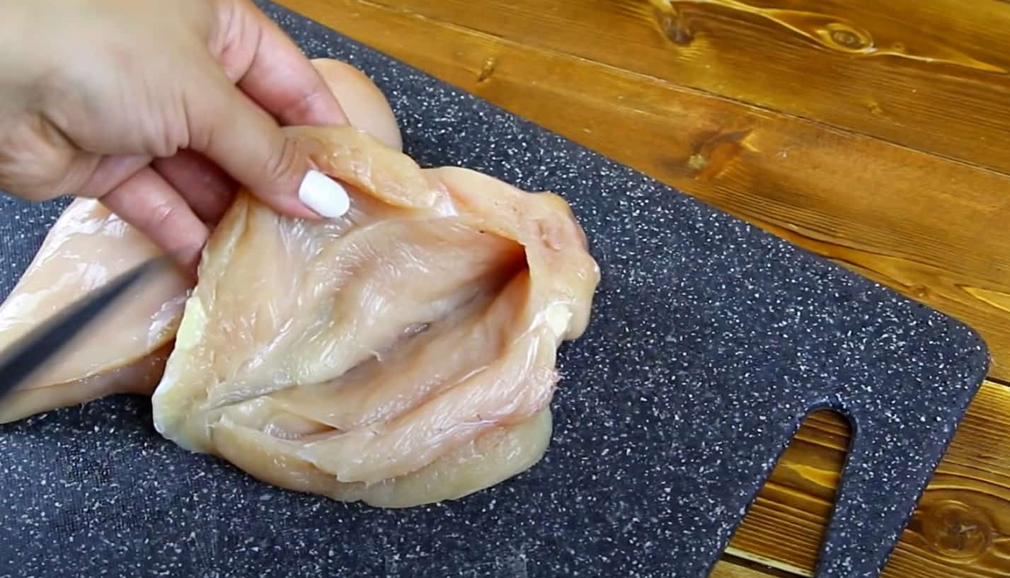 Куриные грудки промываем, высушиваем и надрезаем так, чтобы можно было в них вложить начинку. 