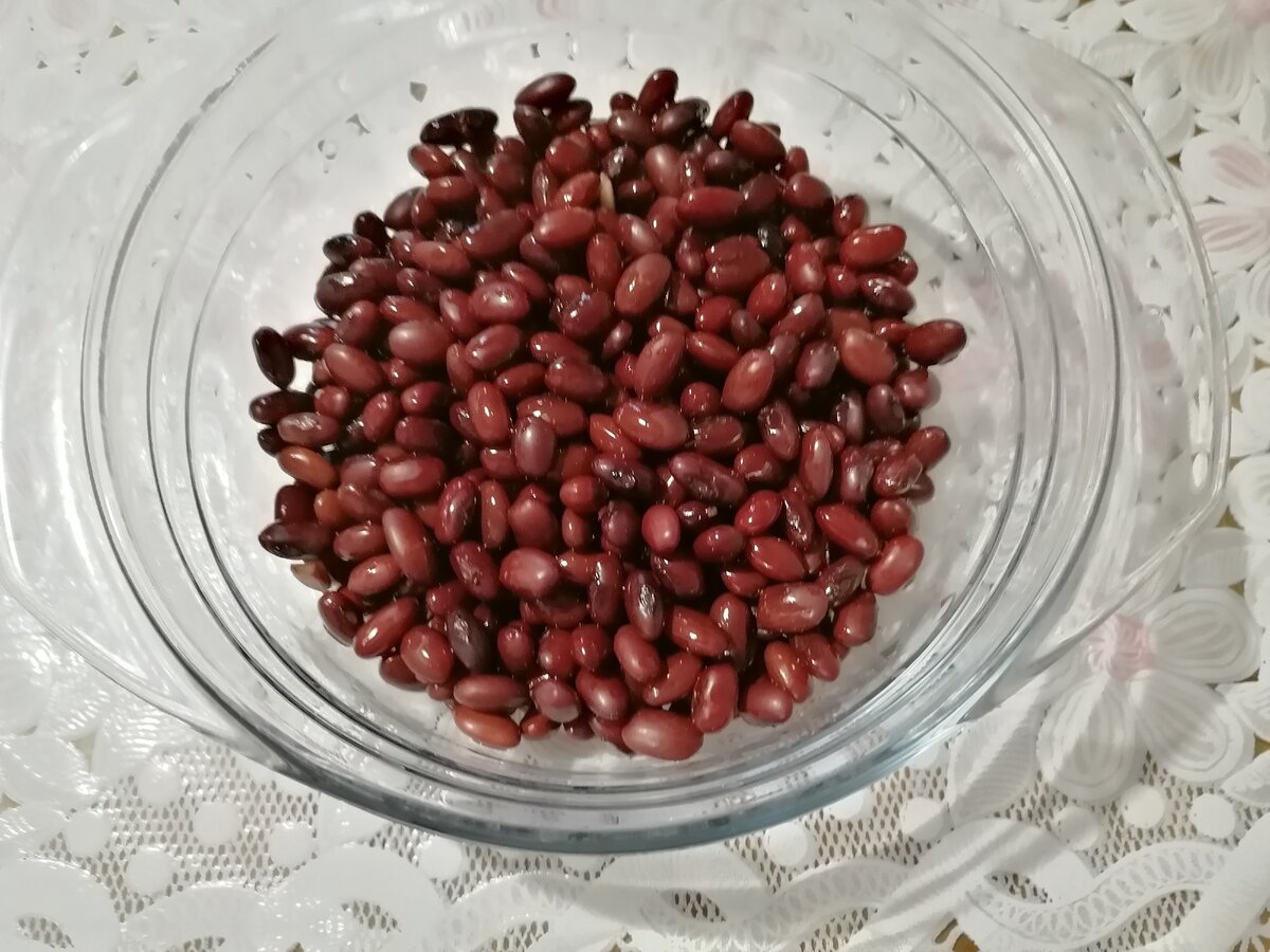 Фасоль промыть хорошенько и выложить в чашку.