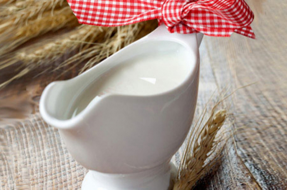 Влейте в сковороду сливки. По вкусу добавьте соль и молотый перец. Тушите все вместе еще 2–3 минуты.