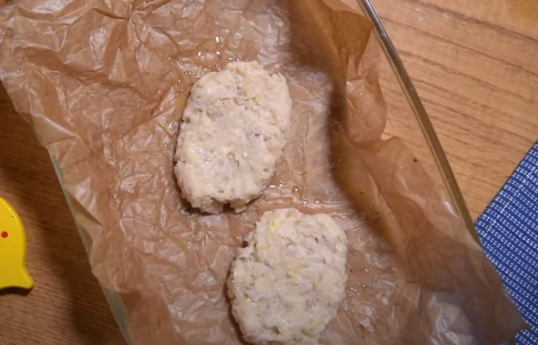Духовку разогреть до 180 °C. Сформировать две котлетки, выложить на противень, смазанный маслом, и выпекать 12 минут.