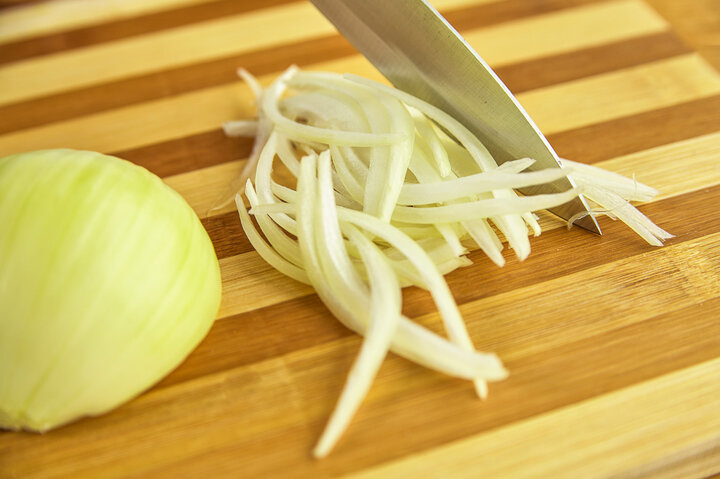 3.	Нарезать лук. Я частенько репчатый лук «разбавляю»  луком шалот, но это по желанию. Сухой укроп, черный молотый перец, молотый перец чили, карри перемешать.