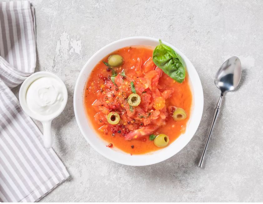 Разлейте по тарелкам. Добавьте сметану и оливку.