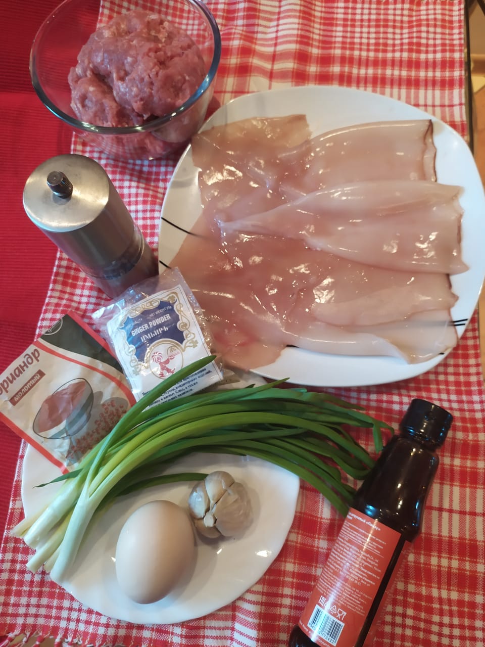 Вымыть и почистить кальмаров. 