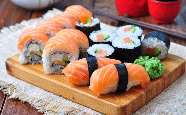 Заказываем суши и роллы: правила безопасности