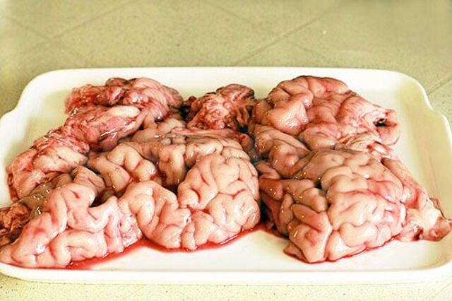 Мясо необходимо хорошо промыть. Мозги перед использованием нужно вымочить в холодной воде в течение двух часов. Вымоченные мозги очищают от пленочки и крови. Нарезают мелкими кусочками. 